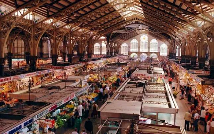 În Piaţa Centrală din Valencia există aproximativ 400 de tarabagii. FOTO Daily Mail