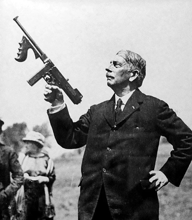 Thompson ținând în mână o mitralieră inventată de el