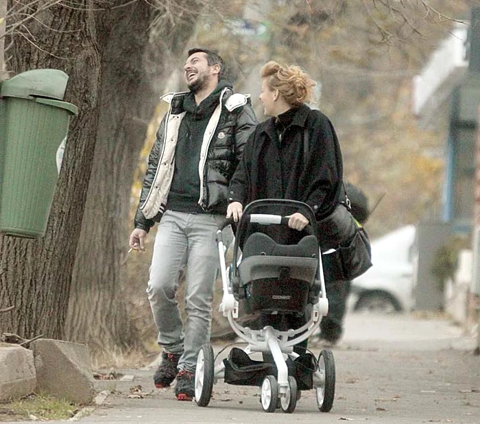 Au râs cu gura până la urechi şi s-au plimbat relaxaţi