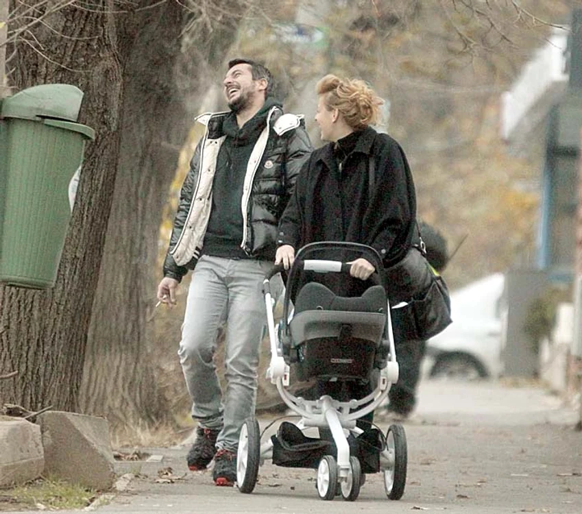 Au râs cu gura până la urechi şi s-au plimbat relaxaţi