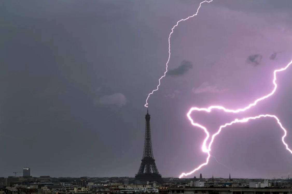 Furtună în Paris (Foto: Caters)
