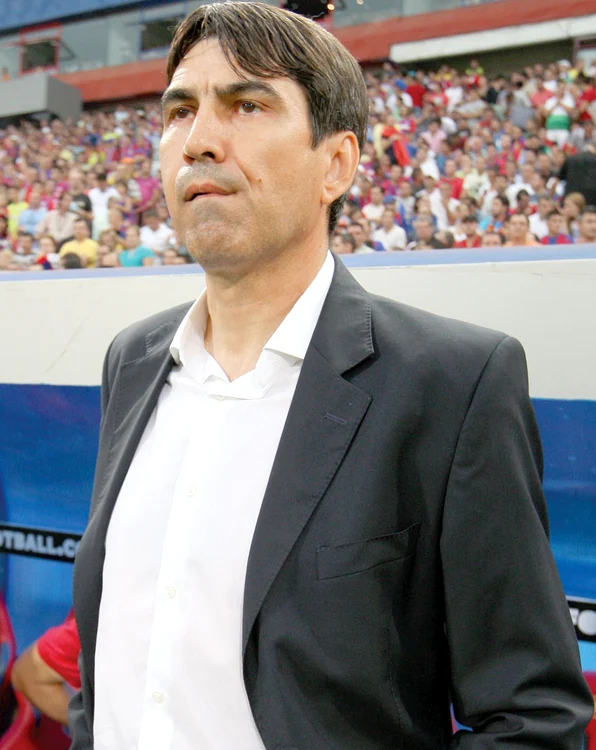 
    Selecţionerul Victor Piţurcă este chemat  în instanţă de fosta  amantă pentru a-şi  recunoaşte fiul  în vârstă de patru ani  