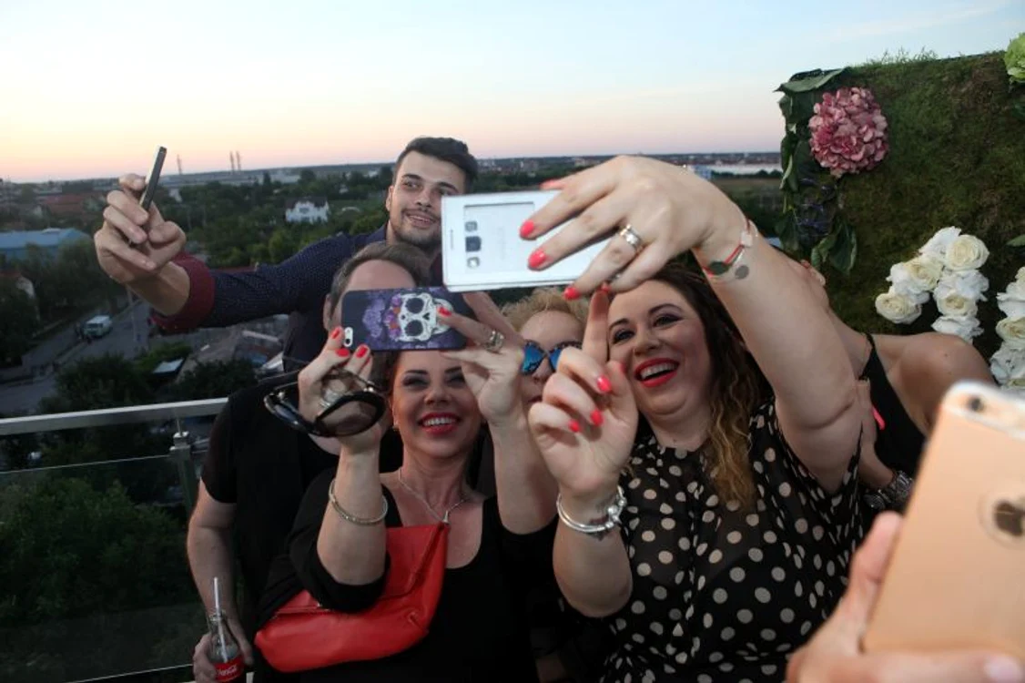 Celor două li s-au alăturat Marius Elisei, make-up artistul Mirela Vescan şi hair stylist-ul Laurent Tourrette