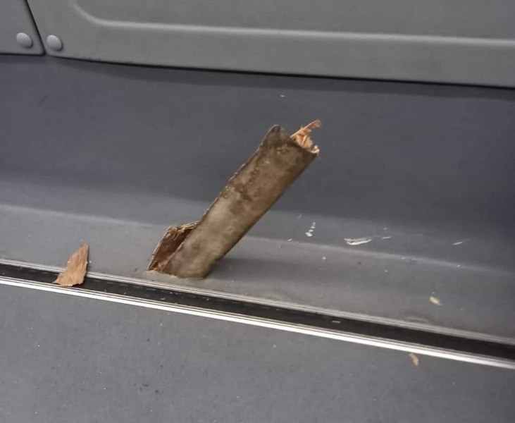 O bucată de fier de la șina de tramvai a pătruns prin podeaua unui autobuz STB. Cine răspunde în astfel de situații