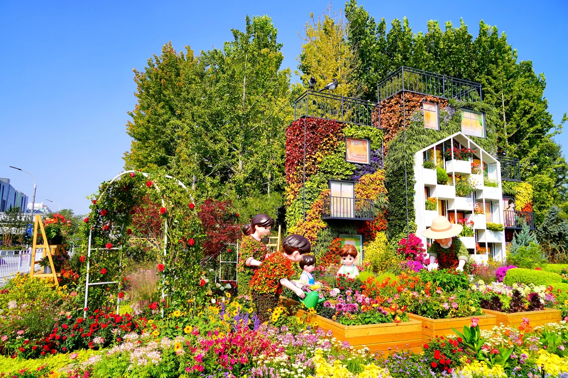 O scenă de grădinărit în familie, recreată cu ajutorul florilor
