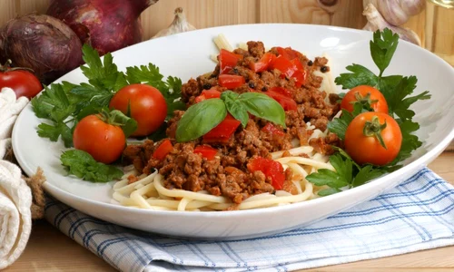 Spaghetti mit Hacksosse und Basilikum jpeg