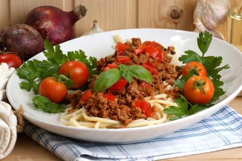 Spaghetti mit Hacksosse und Basilikum jpeg