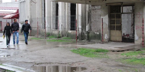 Încerca să fure plasa de sârmă care împrejmuieşte cinematograful