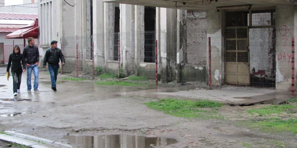 Încerca să fure plasa de sârmă care împrejmuieşte cinematograful