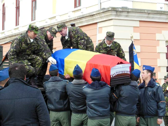 Maistrul militar Constantin Dorin Filip a fost înmormântat cu onoruri militare FOTO: Adevărul