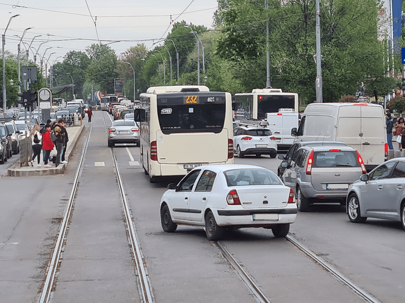 Sectorul 4 - Gardurile puse pentru ca mașinile să nu mai intre pe linia de tramvai, date jos