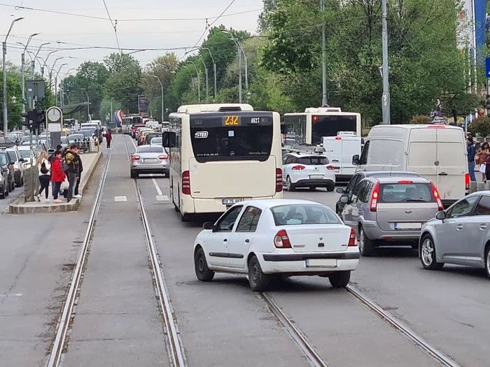 Șoseaua Olteniței fără gardurile puse de primărie / Foto: Facebook