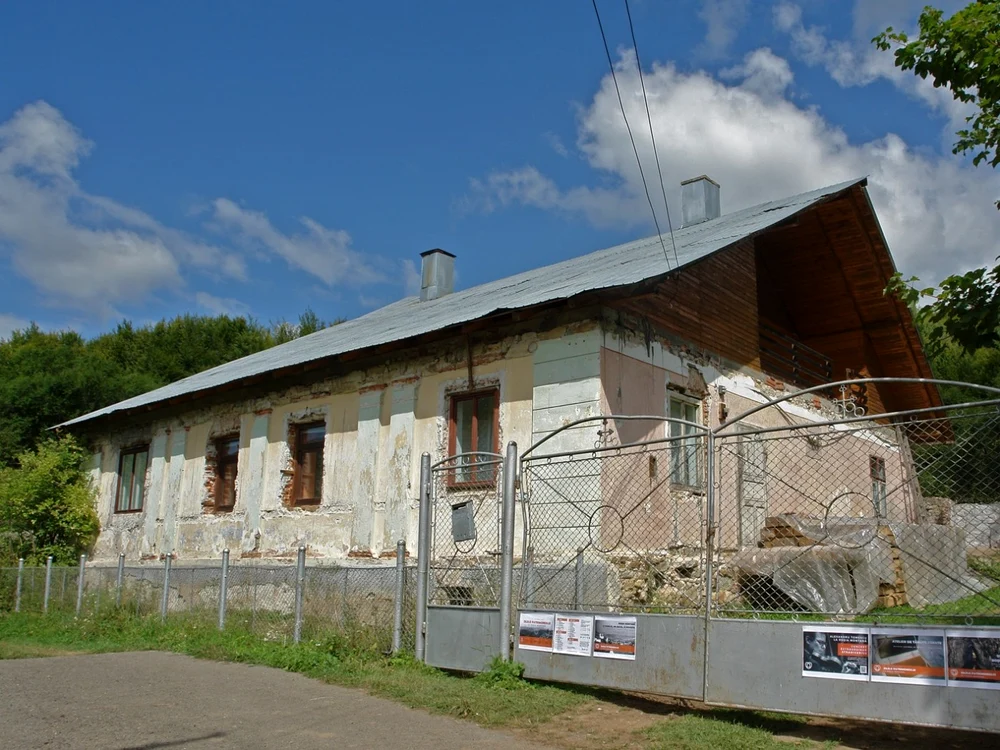 Monumentul istoric din Roşia Montană are acoperiş de tablă şi geamuri termopan