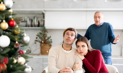 Cum sa gestionezi conflictele la mesele de sarbatori  Sursa foto shutterstock 2550958013 jpg