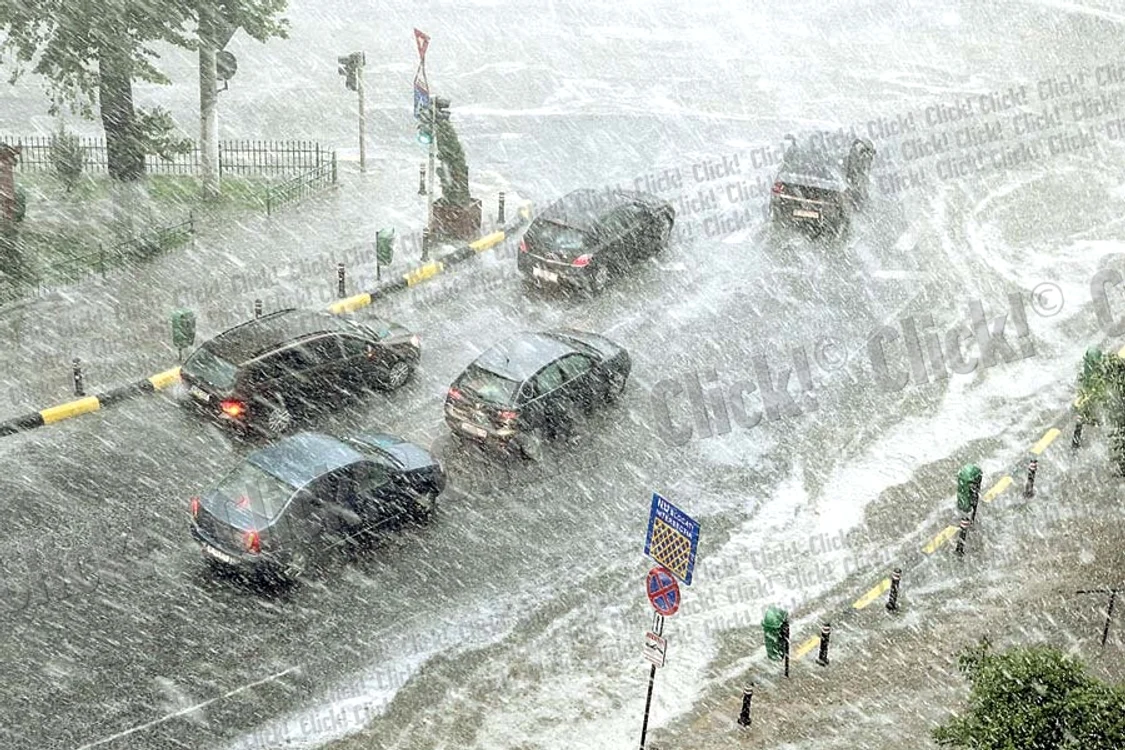 Str. 11 Iunie: Autobuzele şi tramvaiele  au circulat prin apa  de 50 cm adâncime (FOTOGRAFII: SEVER GHEORGHE, ROBERTO SĂLCEANU)