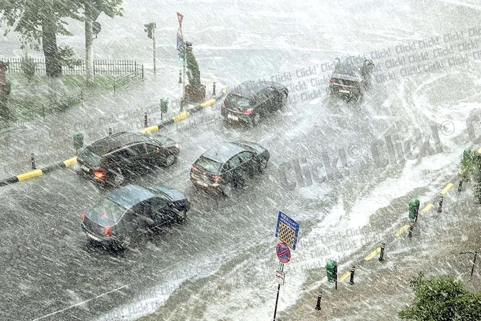 Str. 11 Iunie: Autobuzele şi tramvaiele au circulat prin apa de 50 cm adâncime (FOTOGRAFII: SEVER GHEORGHE, ROBERTO SĂLCEANU)