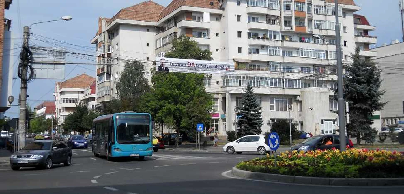 Sensul giratoriu de la capătul Bulevardului Decebal, de lângă complexul Winmarkt