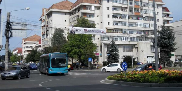 Sensul giratoriu de la capătul Bulevardului Decebal, de lângă complexul Winmarkt