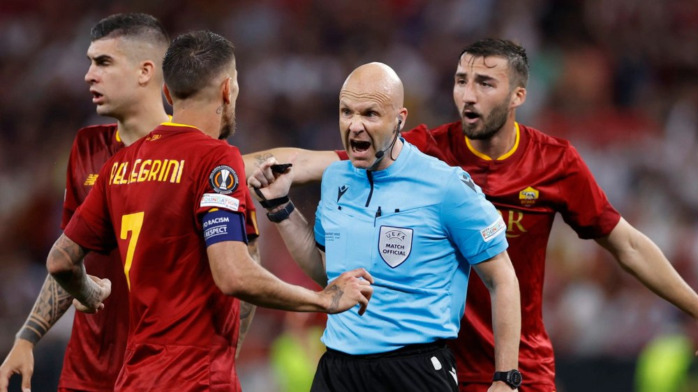 Imagini șocante: arbitrul Anthony Taylor și familia, atacați de fanii Romei în aeroport VIDEO