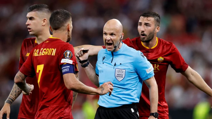 Anthony Taylor a avut meci de foc în finala Europa League. Foto Getty images