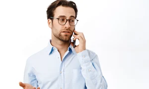 bărbat vorbește la telefon  foto   Shutterstock jpg