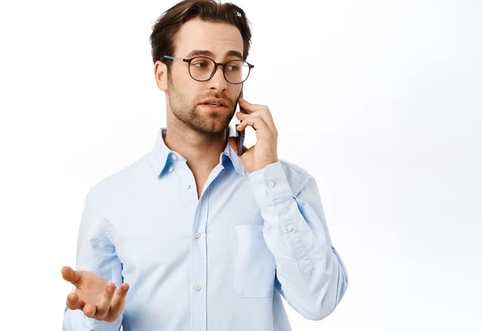 Bărbat care vorbește la telefon. Foto: Shutterstock.