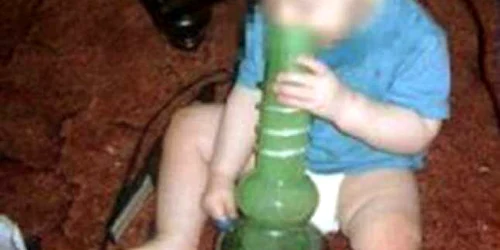 Şi-a pozat copilul fumând narghilea