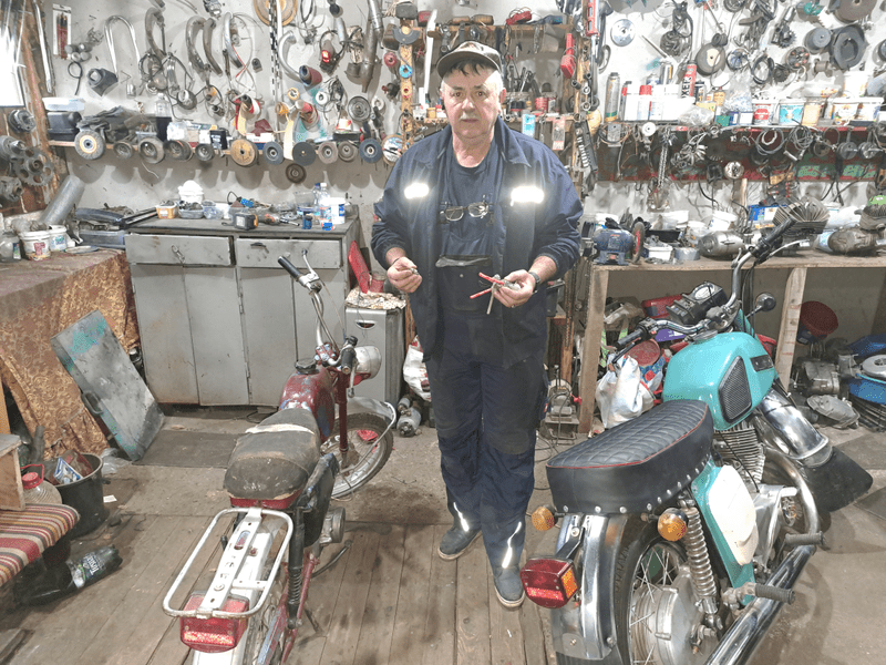 Un împătimit al motoarelor readuce la viață motociclete vechi. Are în colecție inclusiv celebrele Mobra FOTO