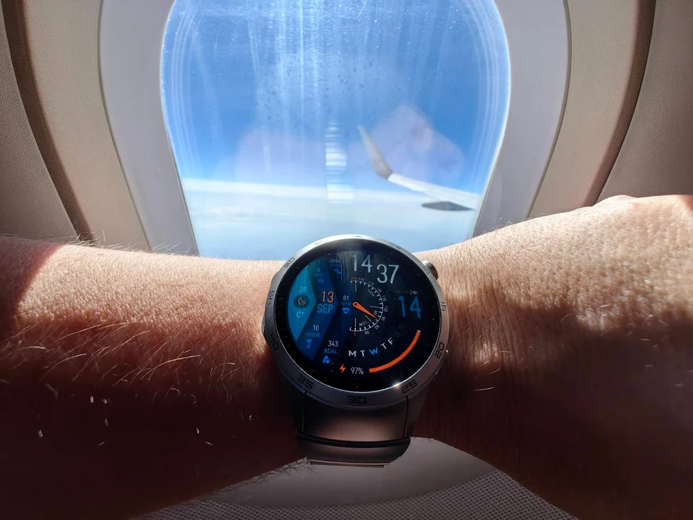 Huawei Watch GT 4 deasupra norilor. FOTO Adrian Pogîngeanu