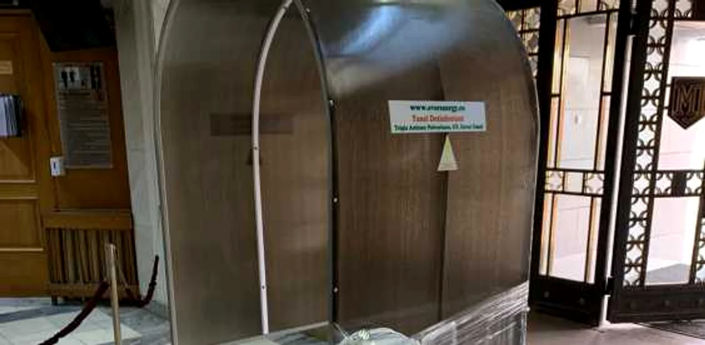 Tunelul dezinfectant va fi funcţional începând de marţi, 21 aprilie Foto: Ştefan Panţuru