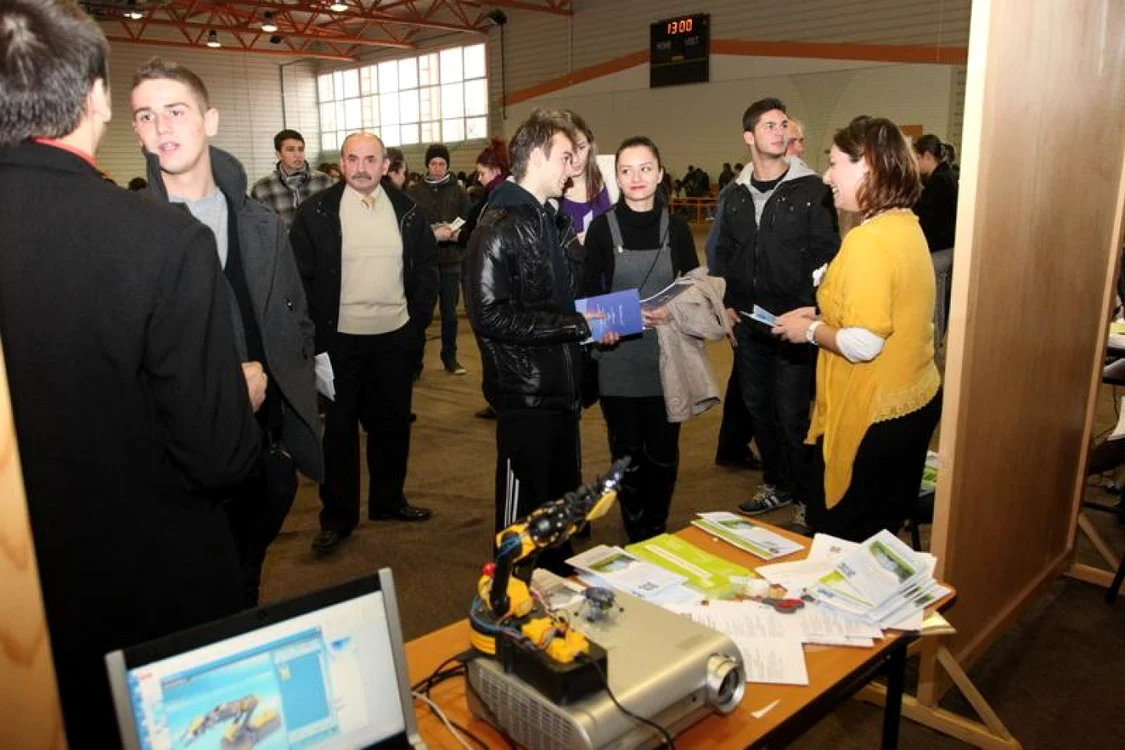 Diriguitorii Universităţii din Craiova încearcă să atragă cât mai mulţi elevi de clasa a XII-a de la liceele din Slatina