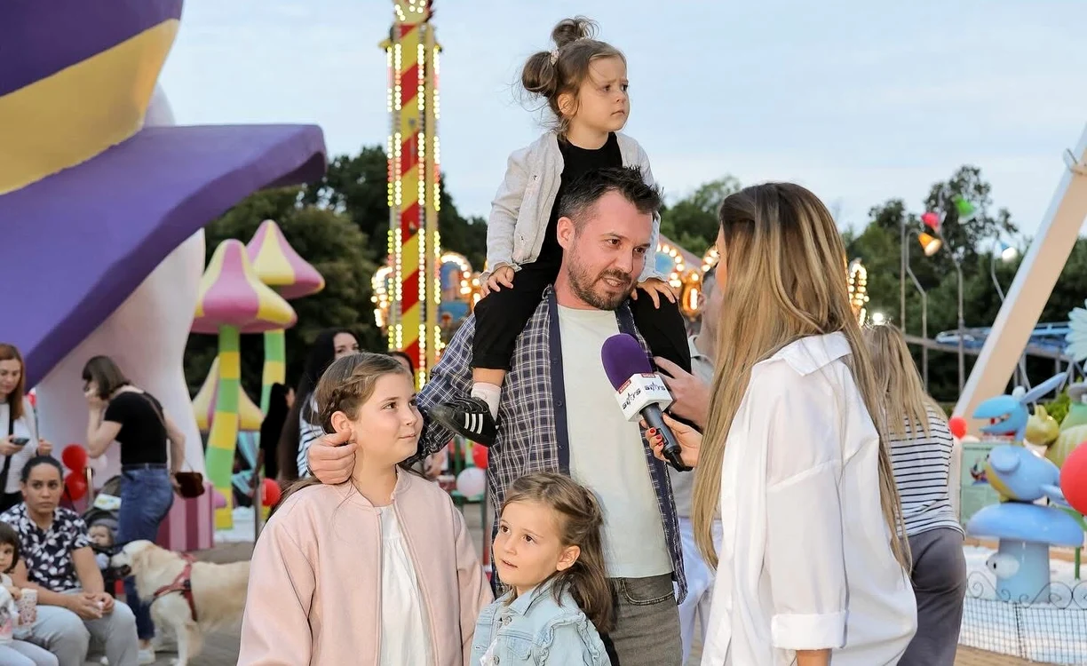 Horia Manea și cele trei fetițe la petrecerea Miramagica foto: Yolo Media 