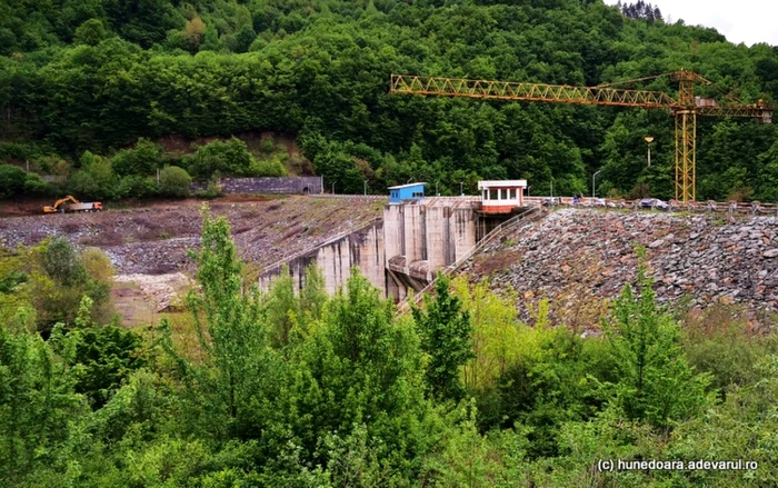 Utilajele au revenit pe şantierul barajului de la Mihăileni. Foto: Daniel Guţă. ADEVĂRUL