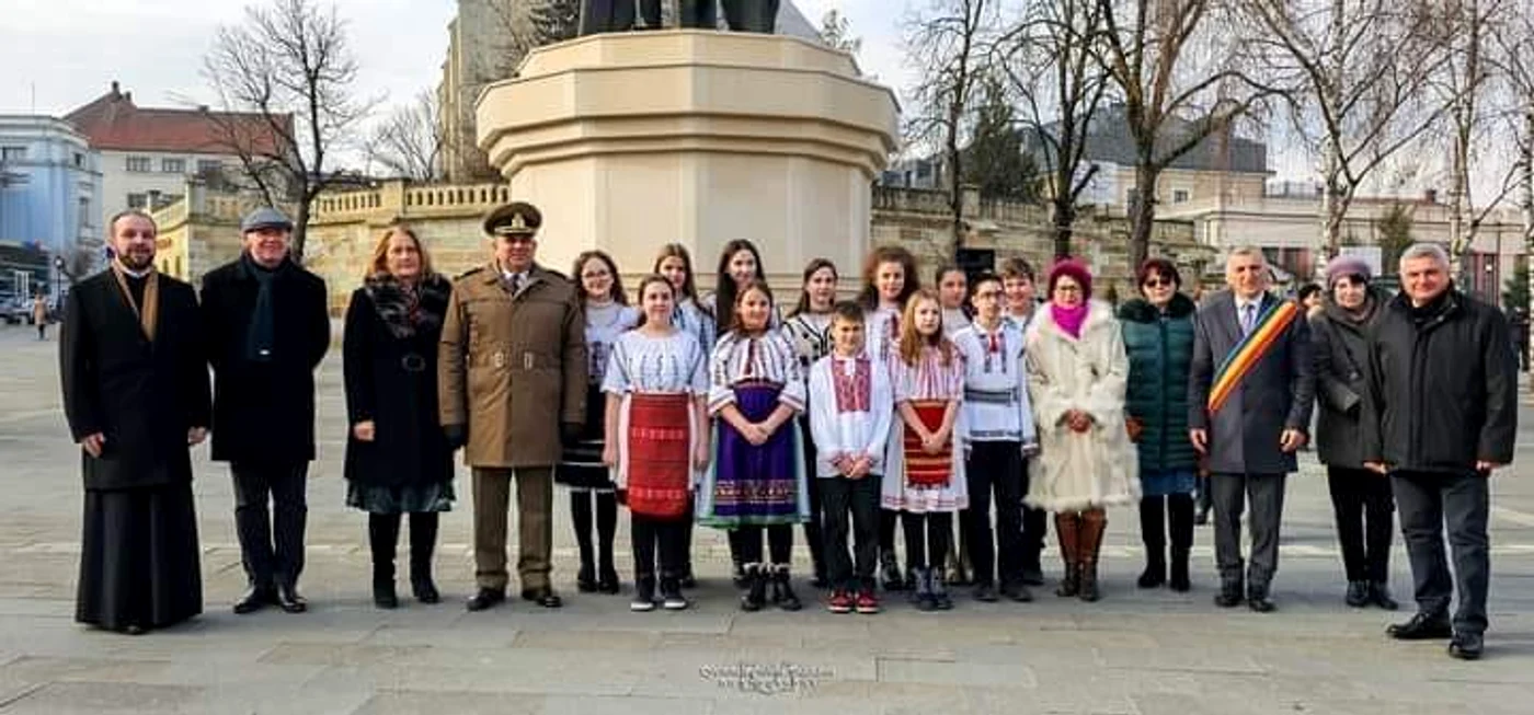Elevi ținut dezbrăcați în frig. FOTO Facebook Tudorel Ene