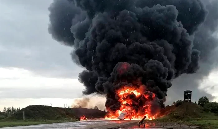Avion militar în flăcări, înconjurat de fum negru