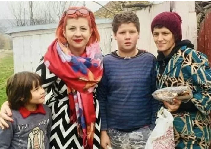 Maria și Emanuel alături de mama lor și asistentul social FOTO stiriest.ro