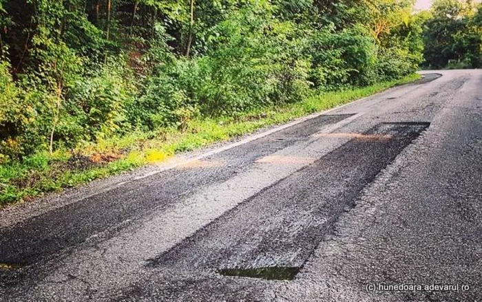 Începe asfaltarea drumului judeţean spre Lacul Cinciş.