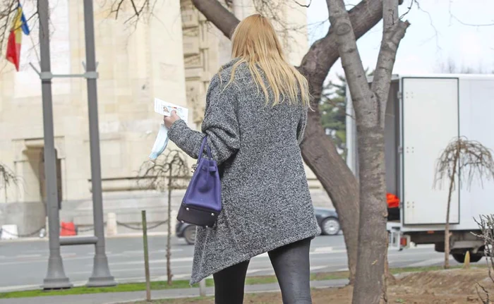 Avea în mână buletinul, actele de la maternitate şi o mască de protecţie ca să nu ducă acasă vreun virus