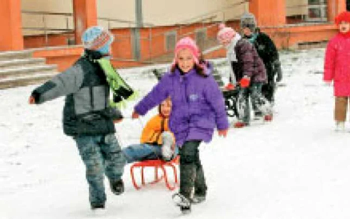 Iaşi. Puştii s-au dat pe „derdeluşul“ din curtea şcolii p Foto: f. chirică
