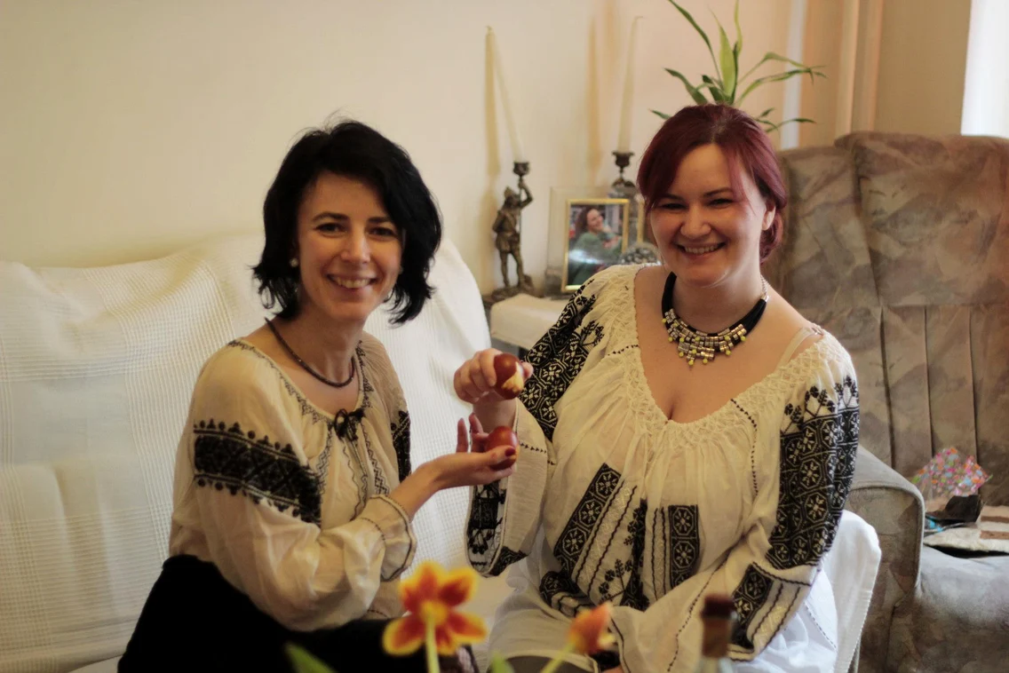 Ciocnitul ouălor de Paște în familia La blouse roumaine Foto Arhiva comunității jpg