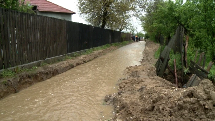 Uliţă transformată în pârâu, la Tătărani