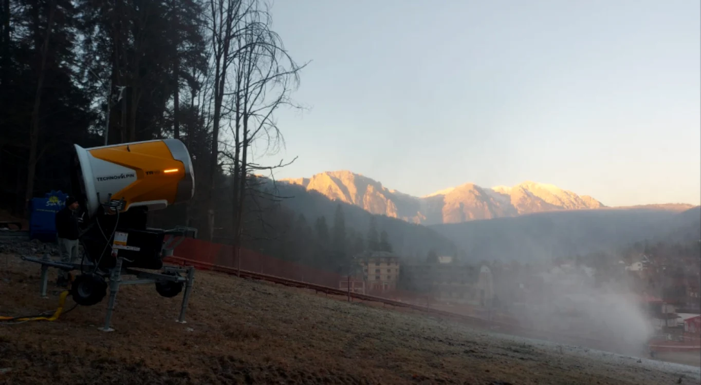 A început înzăpezirea artificală a pârtiilor din Azuga FOTO Ski Azuga