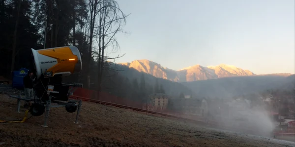 A început înzăpezirea artificială a pârtiilor din Azuga