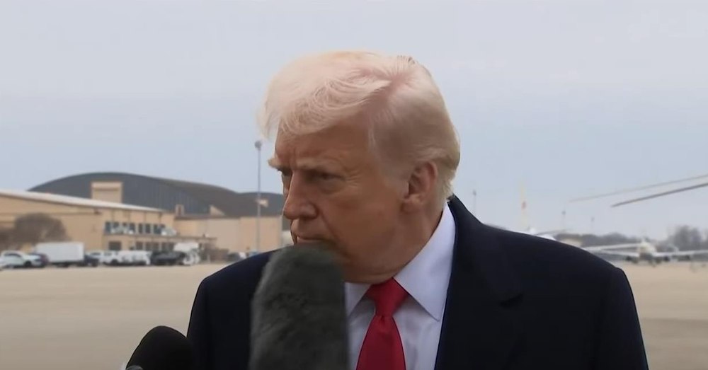 Momentul în care un jurnalist îl loveşte în faţă pe Donald Trump cu un microfon. Reacţia preşedintelui american