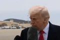donald trump lovit cu microfonul, captura video jpg