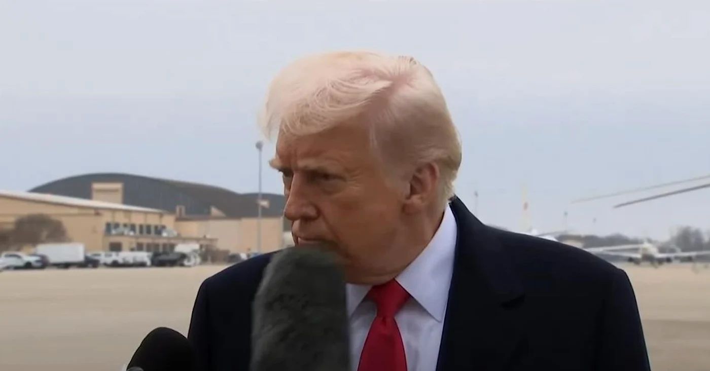 Donald Trump a fost lovit accidental cu un microfon. Foto: captură video