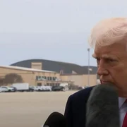 donald trump lovit cu microfonul, captura video jpg