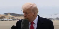 donald trump lovit cu microfonul, captura video jpg