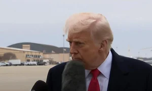 donald trump lovit cu microfonul, captura video jpg