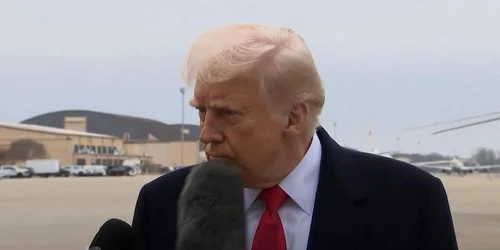 donald trump lovit cu microfonul, captura video jpg